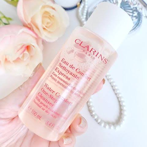 Clarins Water Comfort One-Step Cleanser 50 ml ทำความสะอาดเครื่องสำอางและสิ่งสกปรกในขั้นตอนเดียว ให้ผิวสะอาดหมดจดเนียนนุ่มน่าสัมผัส   อ่อนโยนให้ความรู้สึกสดชื่น ช่วยปรับสภาพและปลอบประโลมผิว เหมาะสำหรับผิวแห้งและผิวธรรมดา