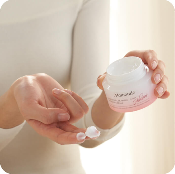 Mamonde Ceramide Intense Cream 50 ml.  ครีมบำรุงผิวหน้า สูตรเข้มข้น เหมาะสำหรับผิวแห้ง ให้การบำรุงแบบอย่างล้ำลึก คงความชุ่มชื้นได้อย่างยาวนาน ดูแลเกราะป้องกันผิวให้แข็งแรงยิ่งขึ้น  และปรับสภาพผิวให้เรียบเนียน ลดรอยแดงของผิว พร้อมเติมความชุ่มชื่นระหว่างชั้นผิว เพื่อผิวที่แข็งแรงยิ่งขึ้น  เสริมสร้างความชุ่มชื้นเกราะป้องกันผิวให้แข็งแรงขึ้นถึงสองเท่าด้วยคุณค่าพลังดับเบิ้ลมอยส์เจอร์เซราไมด์  และความงามอันมหัศจรรย์แสนล้ำค่าจากดอกชบา