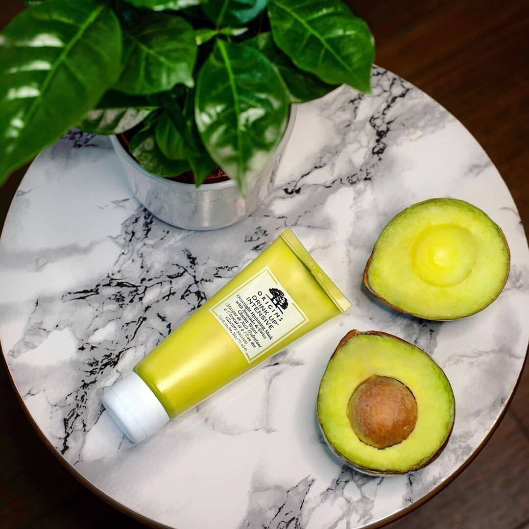 Origins Drink Up Intensive Overnight Hydrating Mask With Avocado & Swiss Glacier Water 15 ml. มาส์กเนื้อเข้มข้นที่เติมน้ำให้ผิวในทันที ให้ผิวที่แห้งกร้านขาดน้ำกลับมาเนียนนุ่มชุ่มชื้นด้วยน้ำมันแอปริคอต (Apricot Kernel Oil)  กลีเซอรีนจากพืชและกรดไฮยารูโลนิค พร้อมเสริมปราการปกป้องความชุ่มชื้นของผิว ให้ผิวแลดูกระจ่างใส ด้วยสารสกัดจากสาหร่ายญี่ปุ่น (Japanese Seaweed)  น้ำมันอะโวคาโด (Avocado Oil) และแมงโกบัตเตอร์ (Mango Butter) ฟื้นบำรุงให้ผิวกลับสดใสเนียนนุ่ม ชุ่มชื้นต่อเนื่องยาวนาน